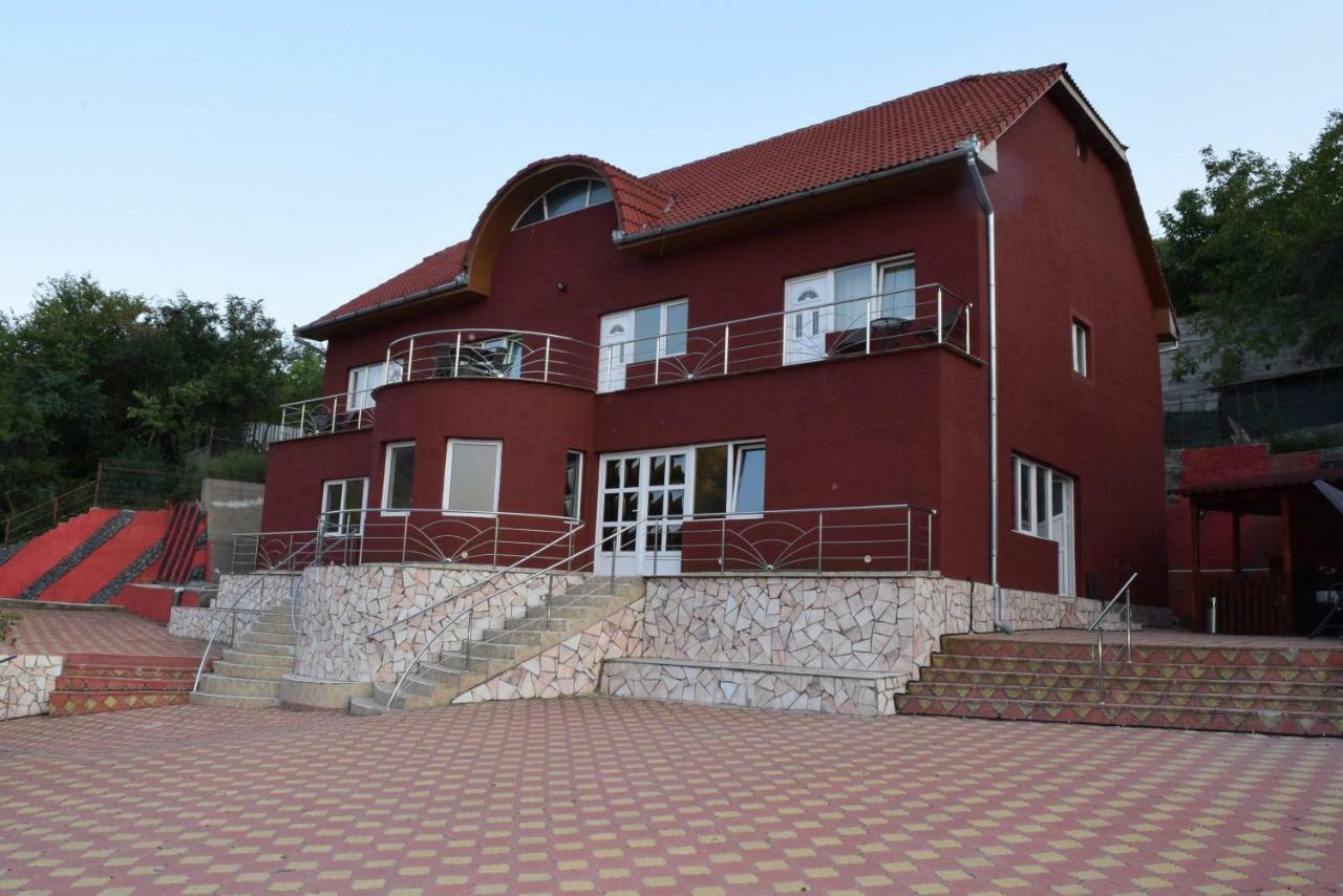 Red House Orşova Exterior foto